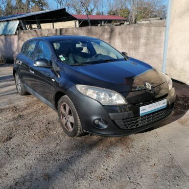 Renault Mégane 3 grise d'occasion devant Detail Auto à Pamiers, carrosserie sombre et jantes alliage.