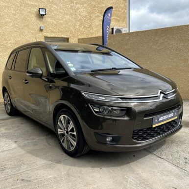 Citroën C4 Grand Picasso marron d'occasion exposée chez Access Auto devant un bâtiment moderne texturé.