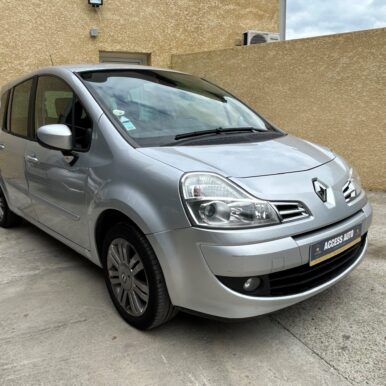 Renault Modus grise d'occasion avec logo Access Auto garée devant un bâtiment.